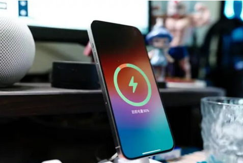 淳化苹果15换屏服务分享用什么充电器给iPhone15充电更好 